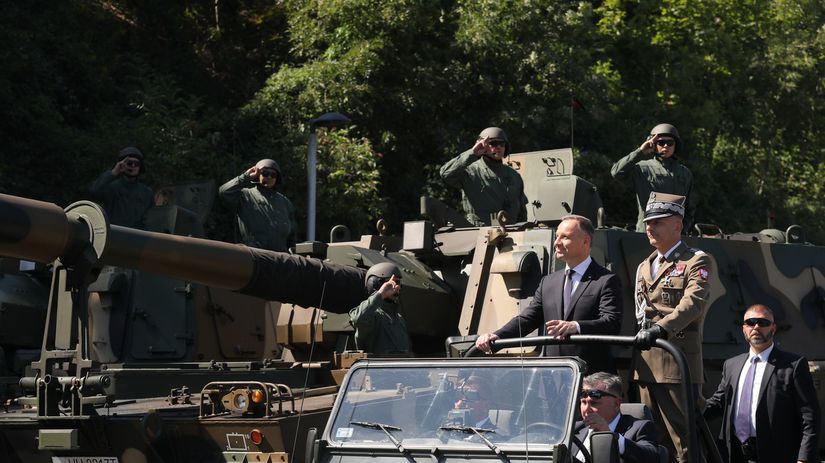 Poľský prezident Andrzej Duda a náčelník štábu,...