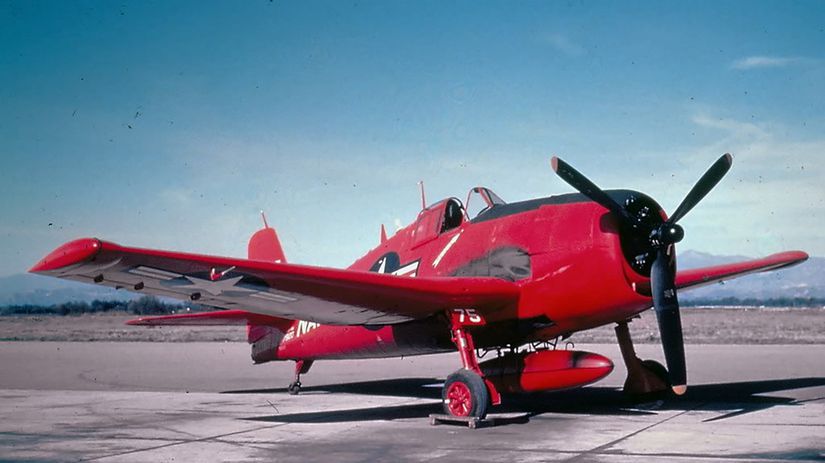 Drony F6F-5K Hellcat nosili výrazné sfarbenie....