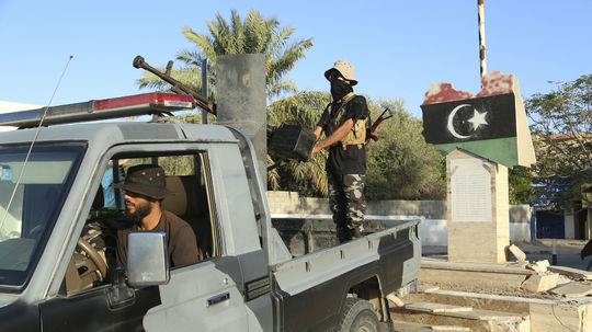 Boje medzi znepriatelenými frakciami v Tripolise si vyžiadali už 55 obetí