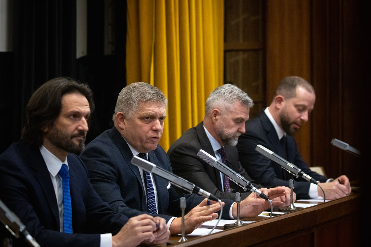 Na snímke zľava Robert Kaliňák, Robert Fico,...