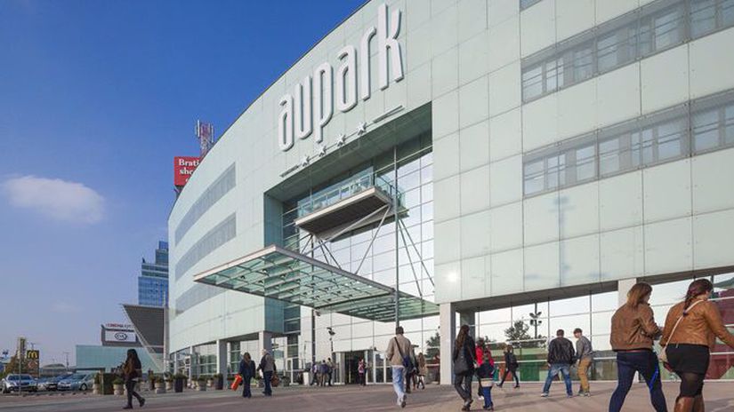 Hlavný vstup do nákupného centra Aupark v...