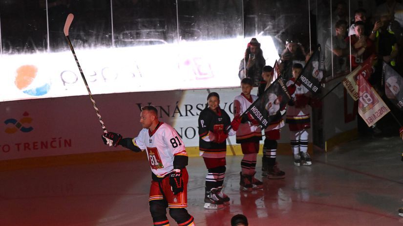 Marián Hossa vykorčuľováva na ľad počas...