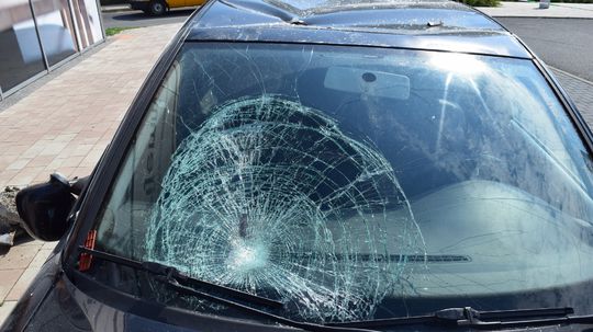 Polícia v Brezne vyšetruje dopravnú nehodu, pri...