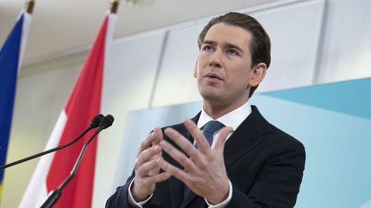 Bývalého rakúskeho kancelára Kurza obžalovali z krivej výpovede