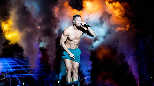 Dan Reynolds z Imagine Dragons počas vystúpenia...