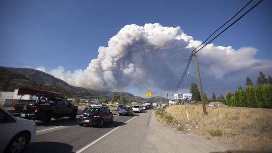 Kanadská provincia vyhlásila pre požiare stav núdze, na Tenerife evakuovali 26-tisíc ľudí