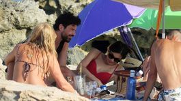 Dominic Cooper a jeho partnerka, herečka Gemma Chan 