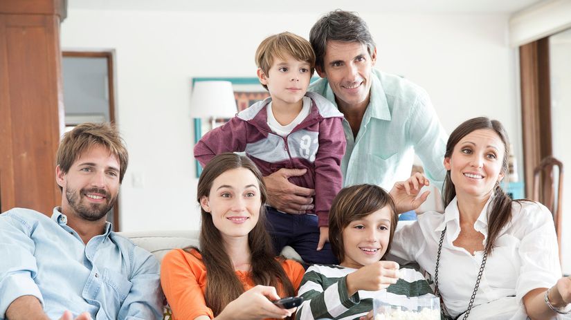 rodina, sledovanie televízie, obývačka