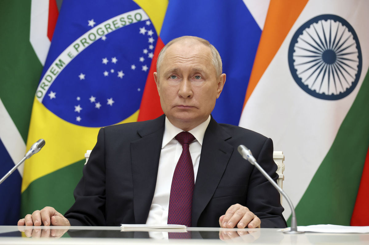 Ruský prezident Vladimir Putin pri vypočúvaní...