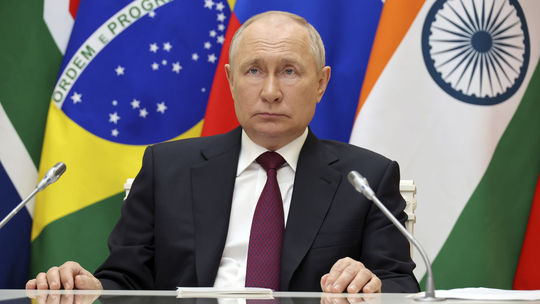 Putin: Rusko chce ukončiť vojnu, ktorú rozpútal Západ. Šéf Kremľa sa sťažoval na sankcie