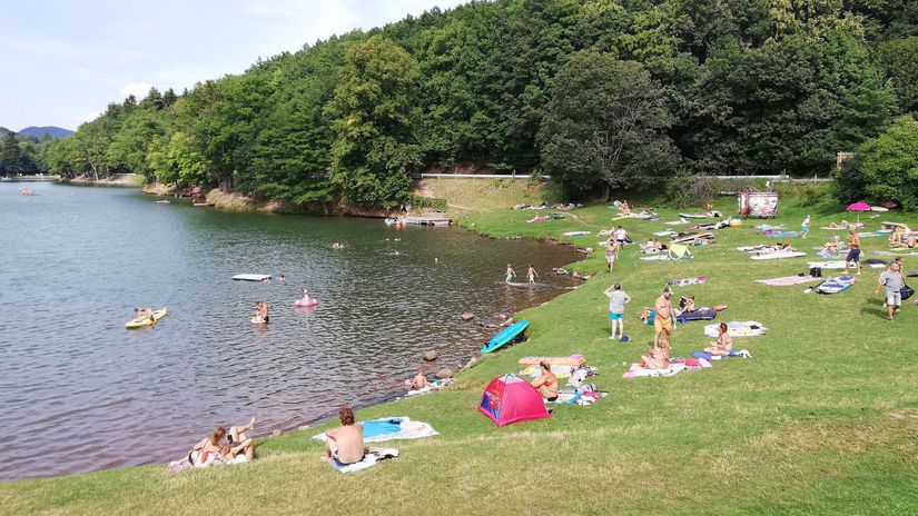 Počúvadlianske jazero je asi...