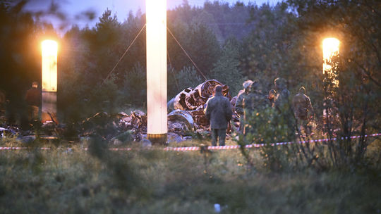 Lampy osvetľujú miesto pádu súkromného lietadla...