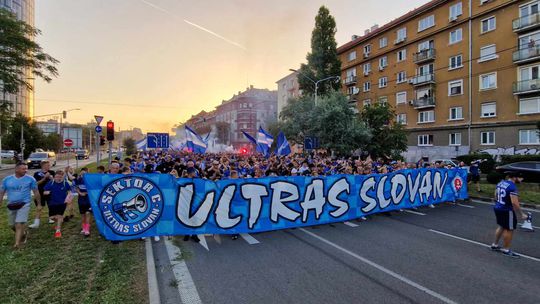 Bratislavou pochodovali fanúšikovia Slovana, ulice sa sfarbili do belasa. Na Tehelnom poli bude plno