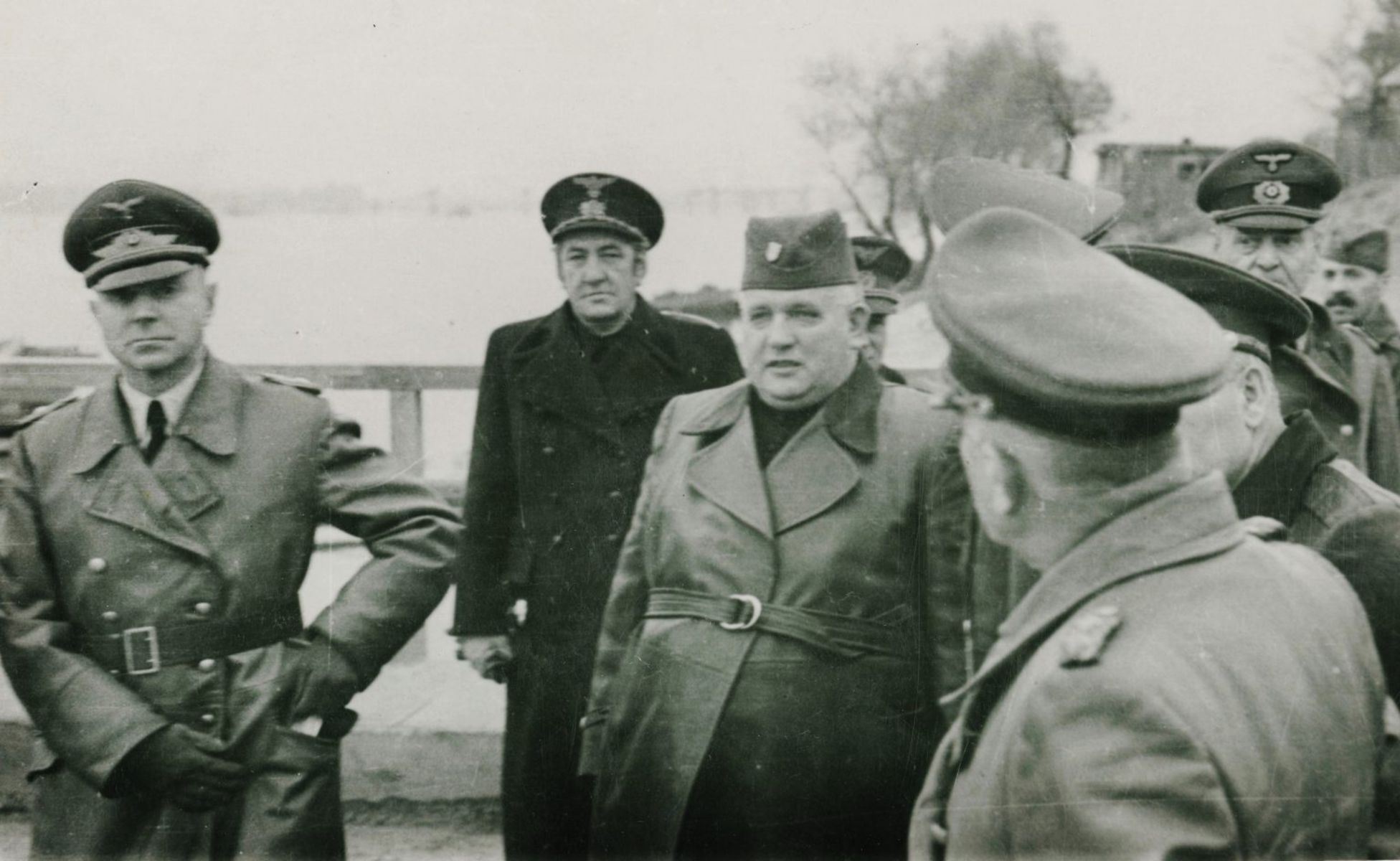 Prezident Tiso v uniforme, v spoločnosti...