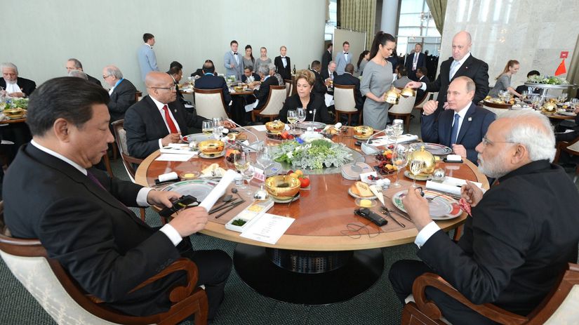 Jevgenij Prigožin stojí za Vladimirom Putinom,...