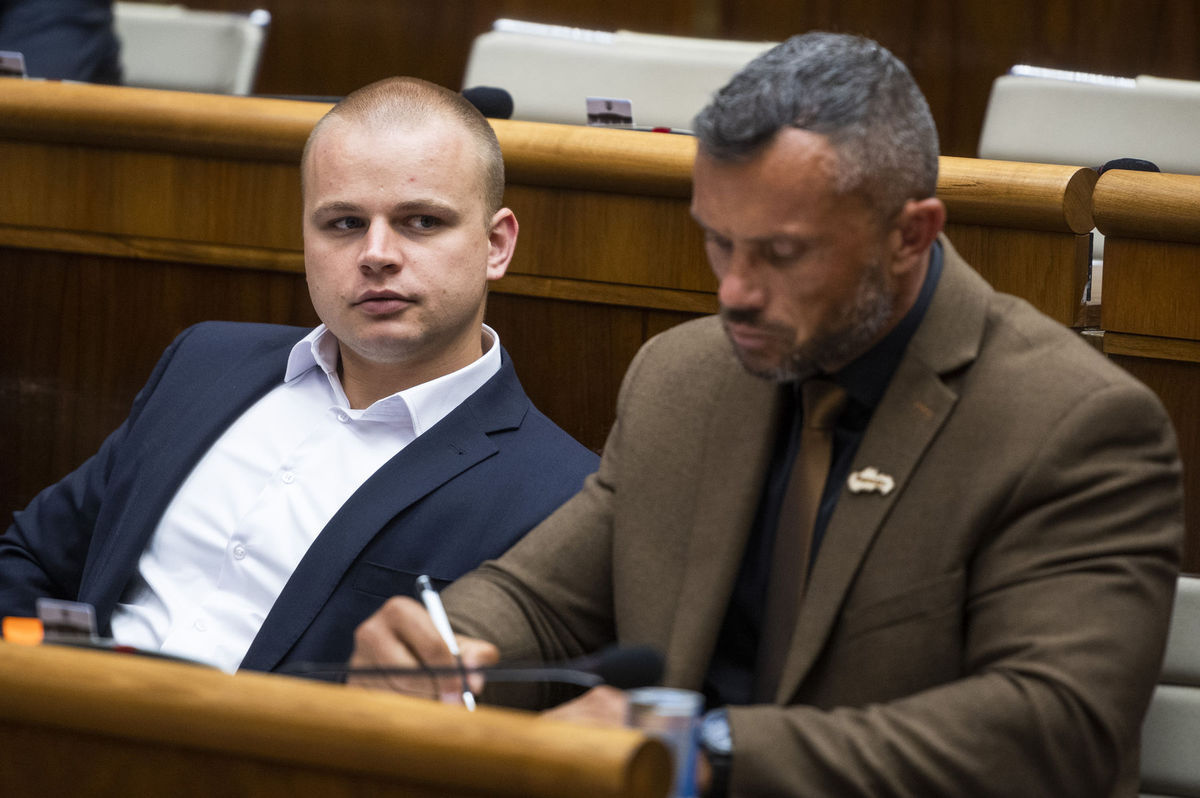 Na snímke zľava poslanci Národnej rady (NR) SR...