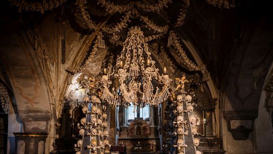 Autorom lustra z ľudských kostí je František Rint.