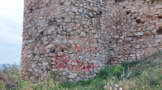 Zatiaľ neznámy páchateľ nastriekal červeným...