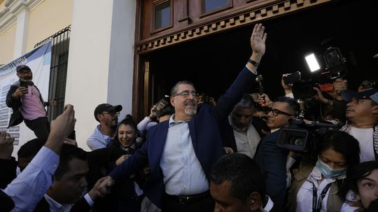 Protikorupčný bojovník Aréval sa stal novým guatemalským prezidentom. Nie je isté, či sa ujme funkcie