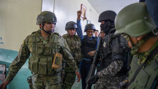 Zurita po viacerých vyhrážkach smrťou dočasne opustí Ekvádor