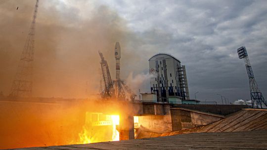 Kremeľ zľahčuje neúspech lunárnej misie, ruský vesmírny program má pokračovať