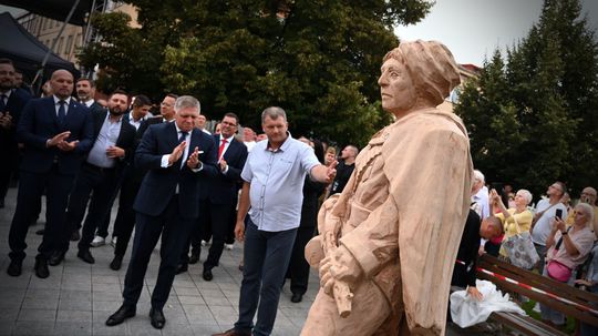Predseda Smeru Robert Fico (vľavo v popredí)...