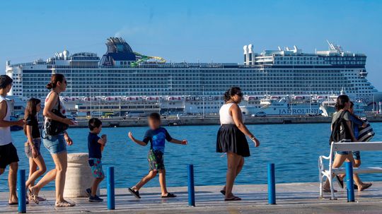 Olejová škvrna z luxusnej výletnej lode znečistila prístav v Splite