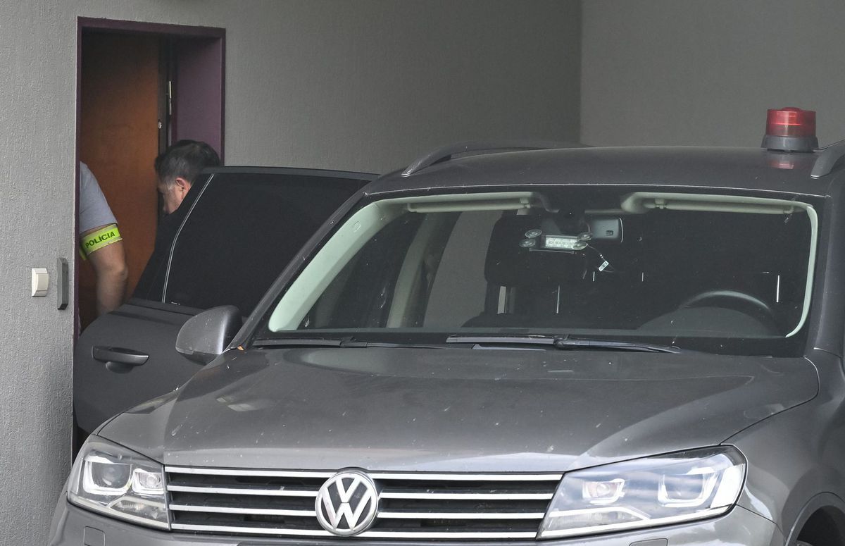 Policajná eskorta priváža obvineného advokáta...