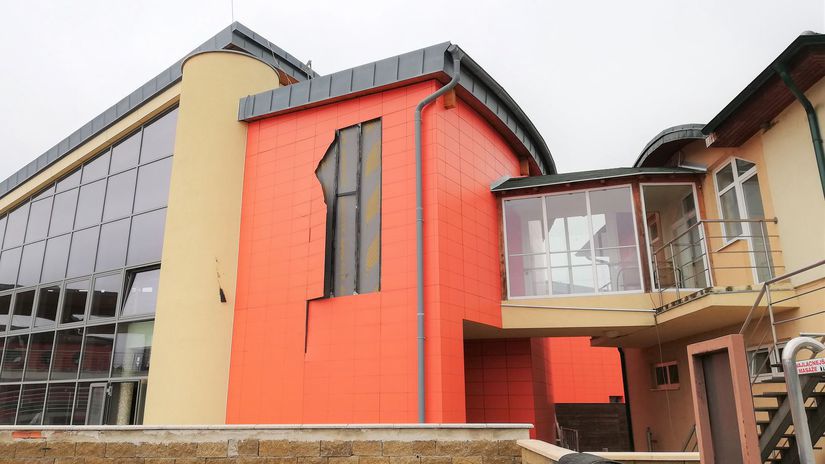 Fasáda jednej z budov v areáli kúpaliska  je...