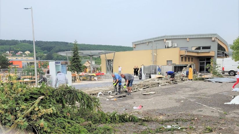 Upratovanie areálu po búrke.