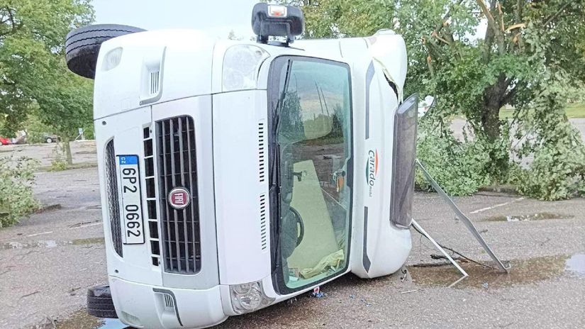 Vietor prevrátil aj auto.