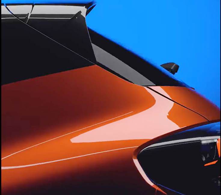 Zadný stĺpik nápadne pripomína indický Renault...