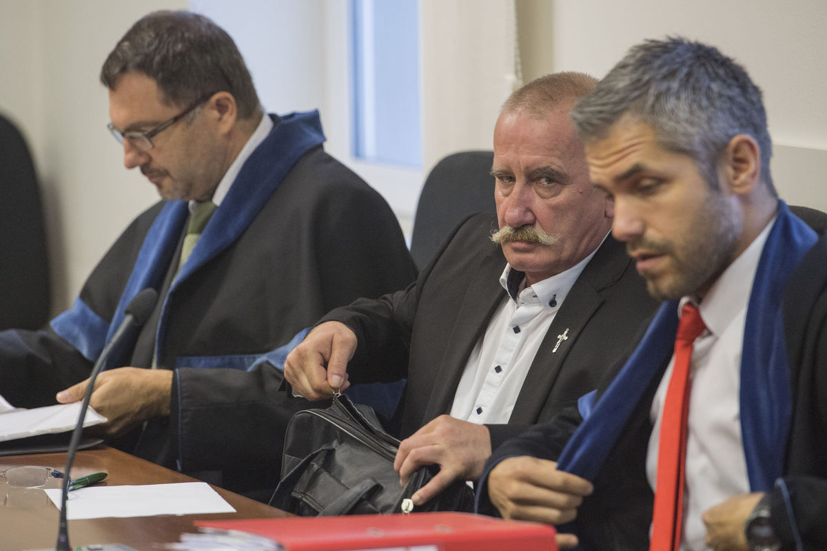Na snímke druhý sprava poslanec Stanislav Mizík...