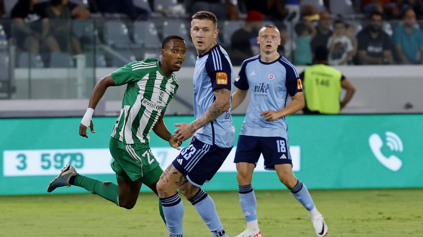 Momentka zo zápasu Slovana v Limassole. Belasí...