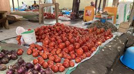 NEPOUZ, Uganda, Na trhu sa predava aj cerstva zelenina alebo susene sardely