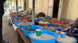 NEPOUZ, Uganda, Na trhu sa predavaju rozne potraviny. Mierkou je poharik