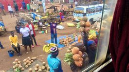 NEPOUZ, Uganda, Ovocie sa bezne ponuka cestujucim v autobuse priamo na zastavkach