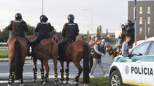 Strelil gól i asistoval, potom sa stalo niečo nevídané. Futbalistu na ihrisku obkľúčili policajti, zo štadióna ho vyviedli v putách