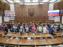 SR Bratislava DOD NRSR parlament verejnosť BAX