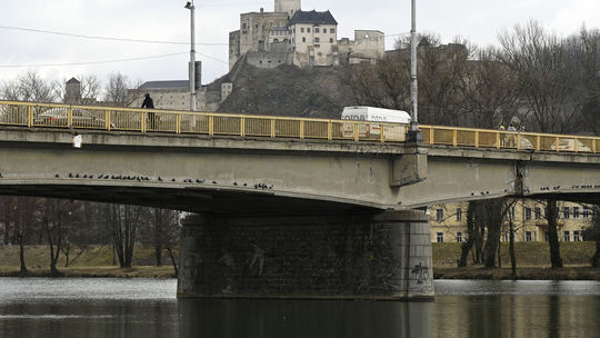 Starý cestný most v Trenčíne odľahčia, kamióny sa naň už nedostanú