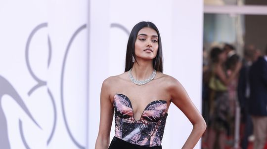 Neelam Gill na premiére filmu 'Poor Things'...