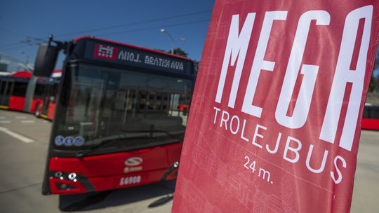 Dvojkĺbový "megatrolejbus", ktorý predstavili...