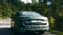 Škoda Superb Liftback - maskované prototypy 2023