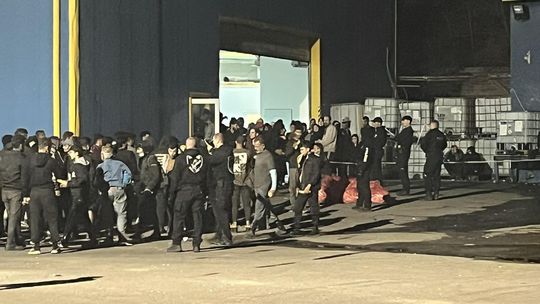 Tábor pre utečencov? Polícia vo výrobnej hale stráži 700 hladných a uzimených ľudí. Veľký Krtíš žiada o pomoc vojakov