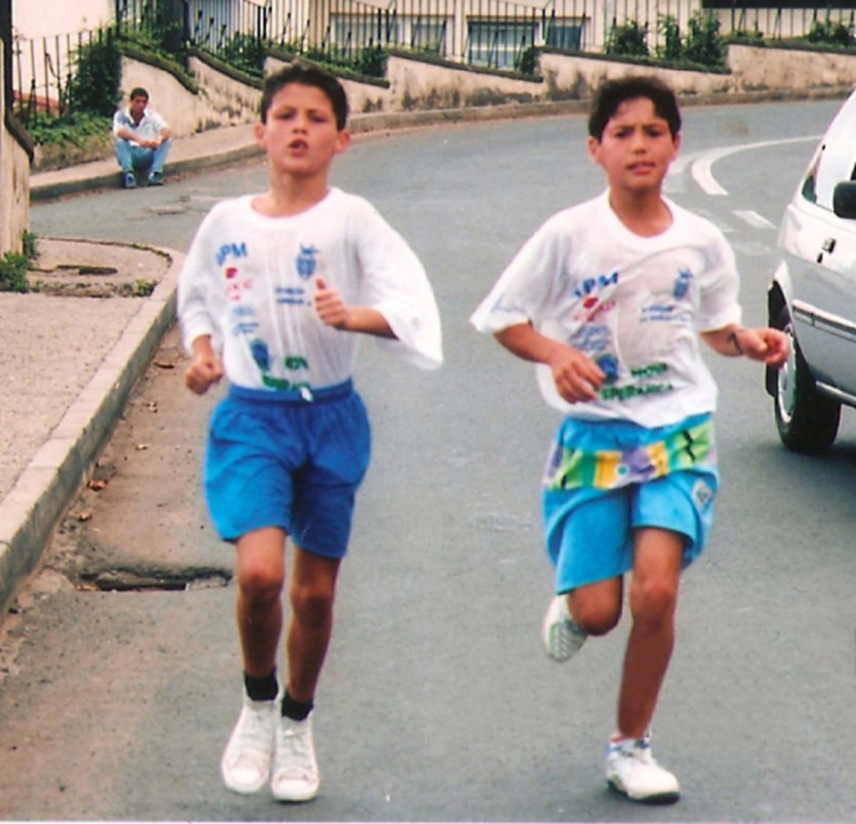 Malý Cristiano Ronaldo (vľavo).