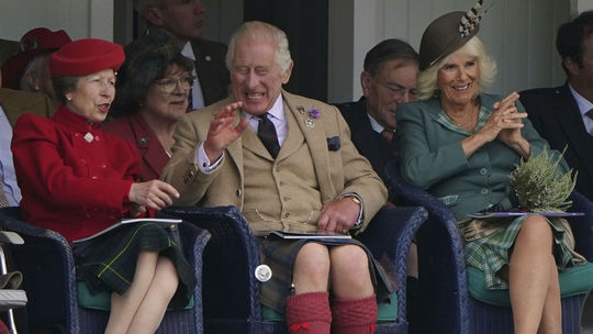 Väčšina Britov aj rok po smrti kráľovnej Alžbety II. podporuje monarchiu