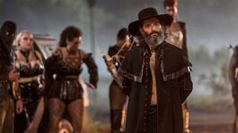 Jason Mantzoukas ako vodca motorkárskeho gangu...