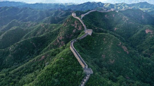 Dvojica urobila bagrom dieru do Veľkého čínskeho múru. Chcela si tak urobiť skratku k neďalekej stavbe