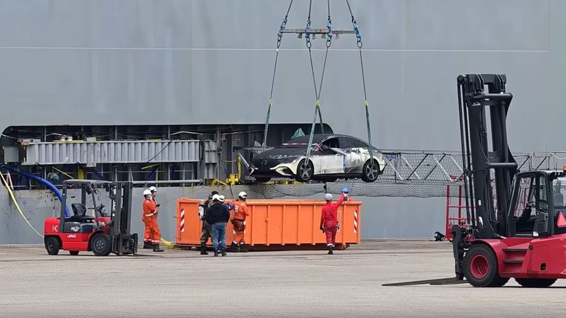Niektoré autá vyložené z požiarom poškodenej...