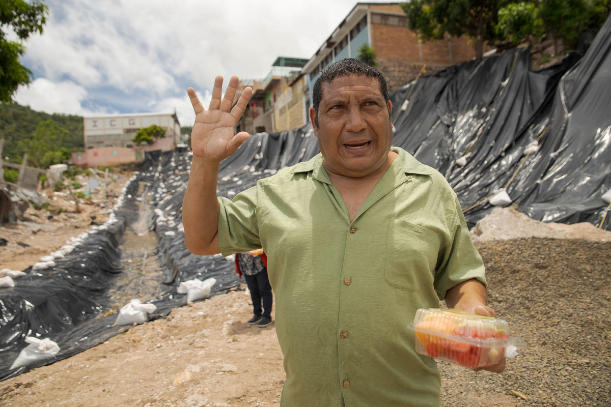 Rigoberto Colindres a za ním celá ulica, ktorú...